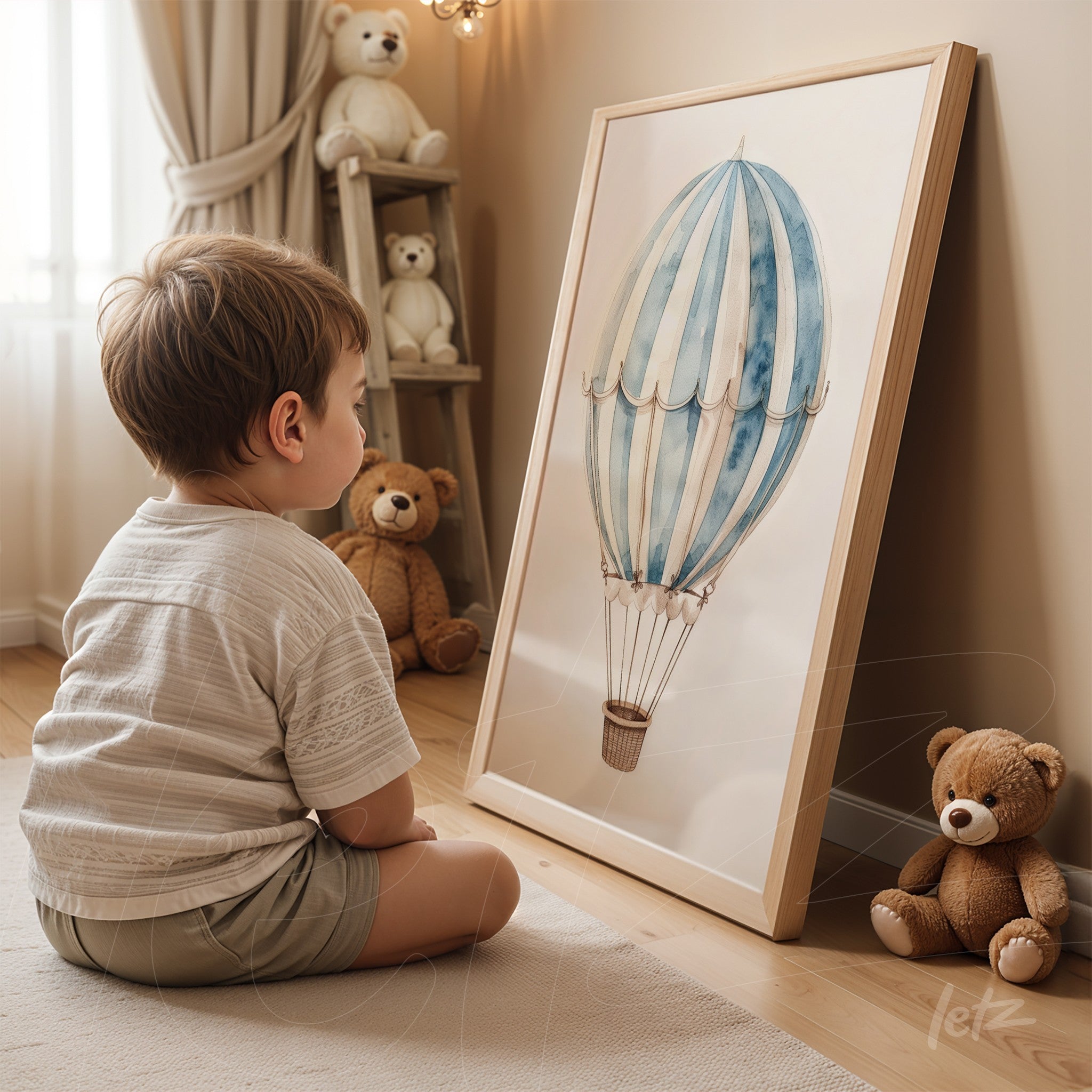 quadro com ilustração de balão de ar quente em moldura de madeira clara, exibido ao lado de brinquedos de pelúcia em um ambiente infantil