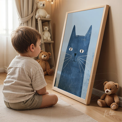 quadro com ilustração de gato azul em moldura de madeira clara, apoiado no chão em um ambiente aconchegante com brinquedos de pelúcia
