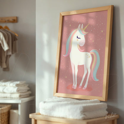 quadro decorativo com ilustração de unicórnio em fundo rosa, moldura de madeira clara