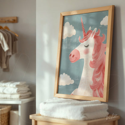 quadro com ilustração de unicórnio em fundo azul suave com nuvens brancas e moldura de madeira clara