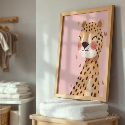 quadro com ilustração de leopardo sorridente em moldura de madeira clara com fundo rosa