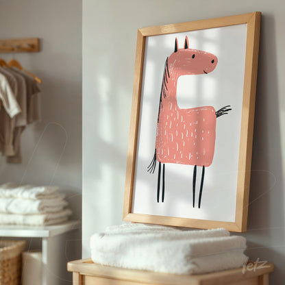 quadro com ilustração divertida de um cavalo rosa em moldura de madeira clara