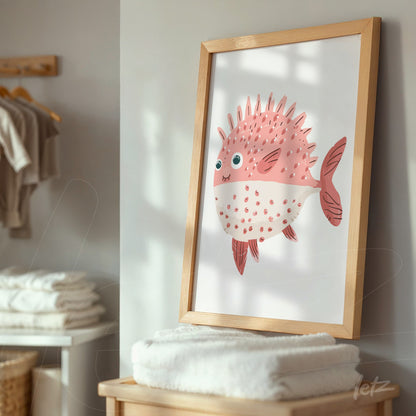 quadro com ilustração de peixe porco em moldura de madeira clara sobre fundo neutro