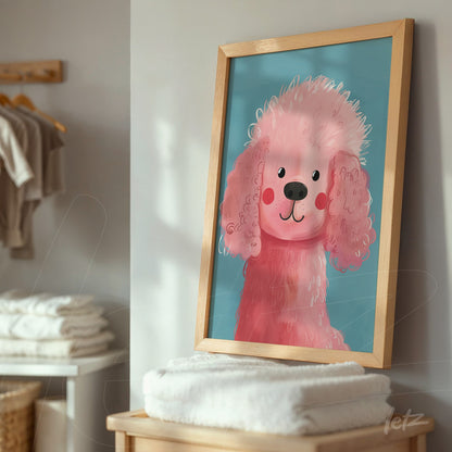 quadro com ilustração digital de um poodle rosa em moldura de madeira clara, apoiado sobre uma prateleira com toalhas brancas
