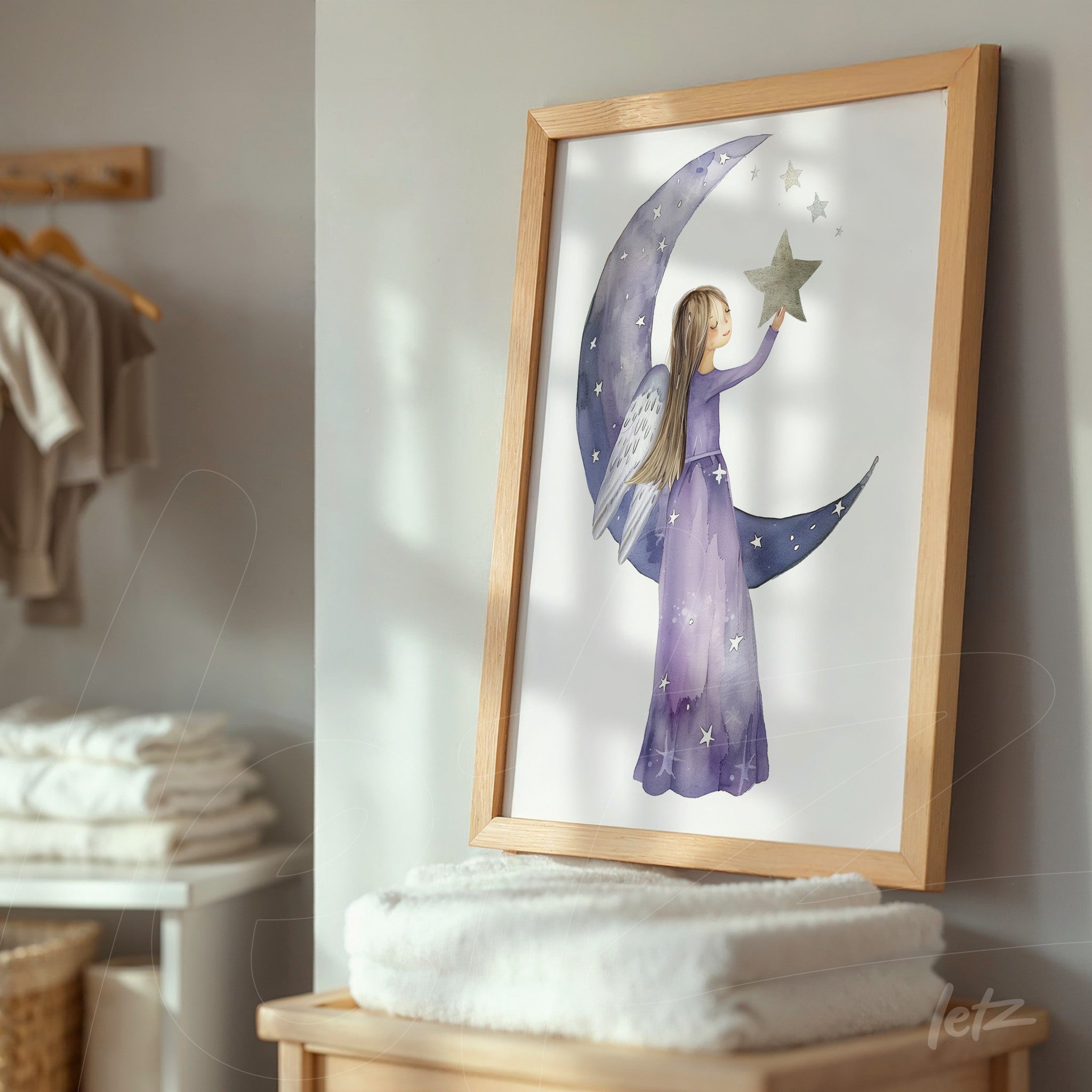 quadro com ilustração de menina com asas segurando uma estrela, sobre lua crescente em fundo claro, moldura de madeira clara