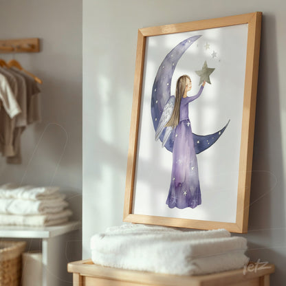 quadro com ilustração de menina com asas segurando uma estrela, sobre lua crescente em fundo claro, moldura de madeira clara