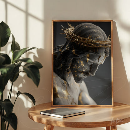 quadro de arte digital retratando a imagem de Cristo com detalhes em ouro, em moldura de madeira clara sobre mesa