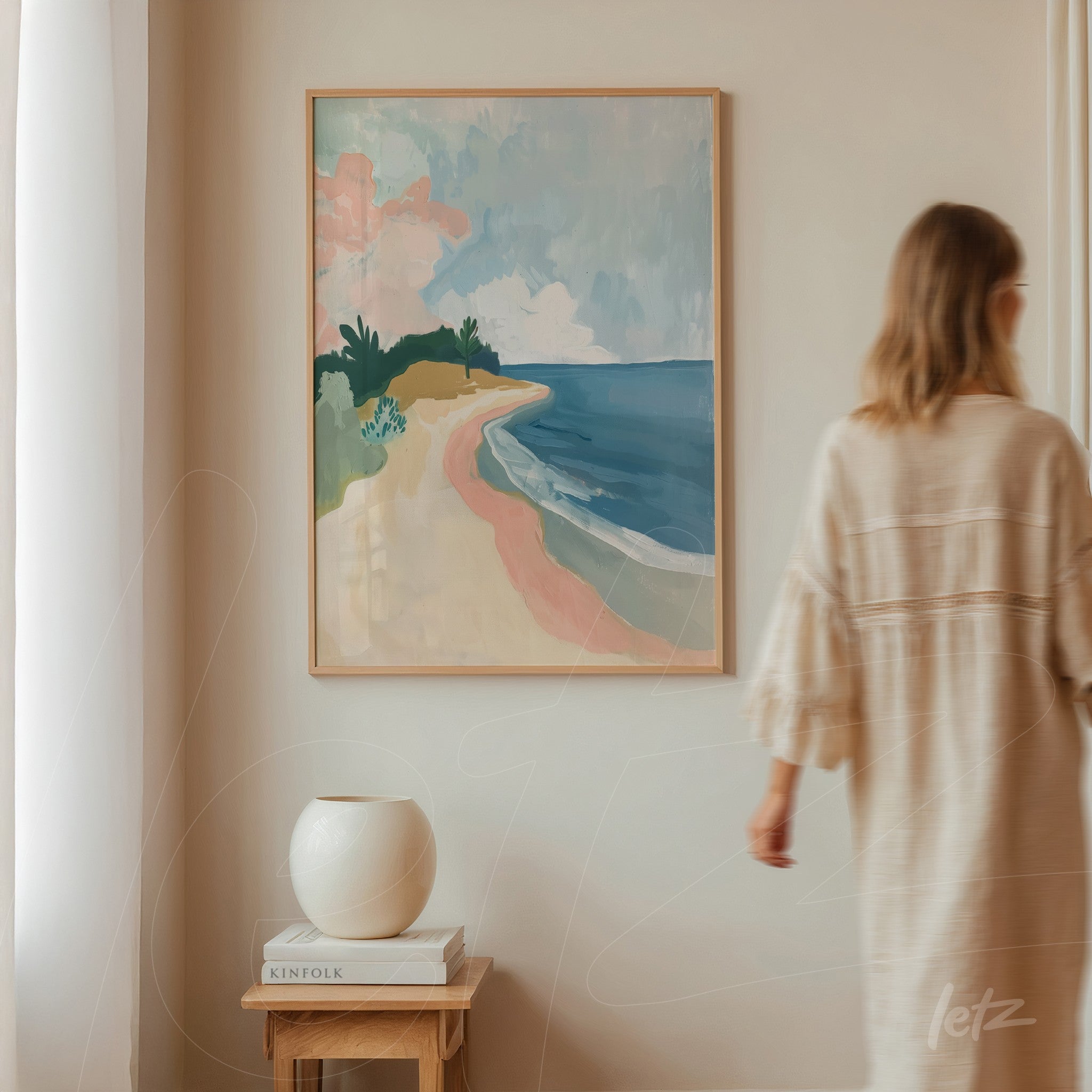 quadro com paisagem abstrata de praia em moldura clara sobre parede neutra