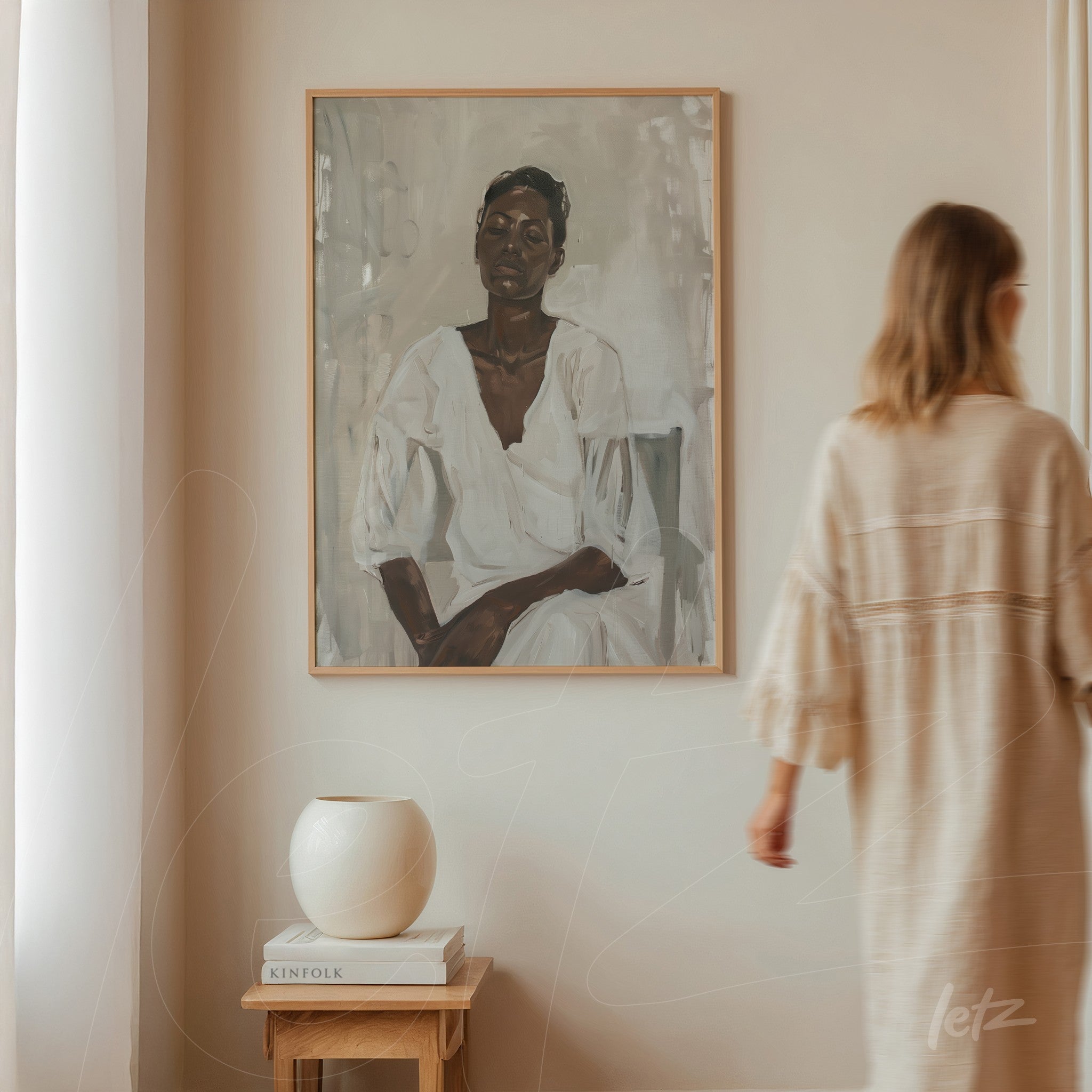 quadro com retrato de mulher de pele escura vestida com roupa branca em moldura clara