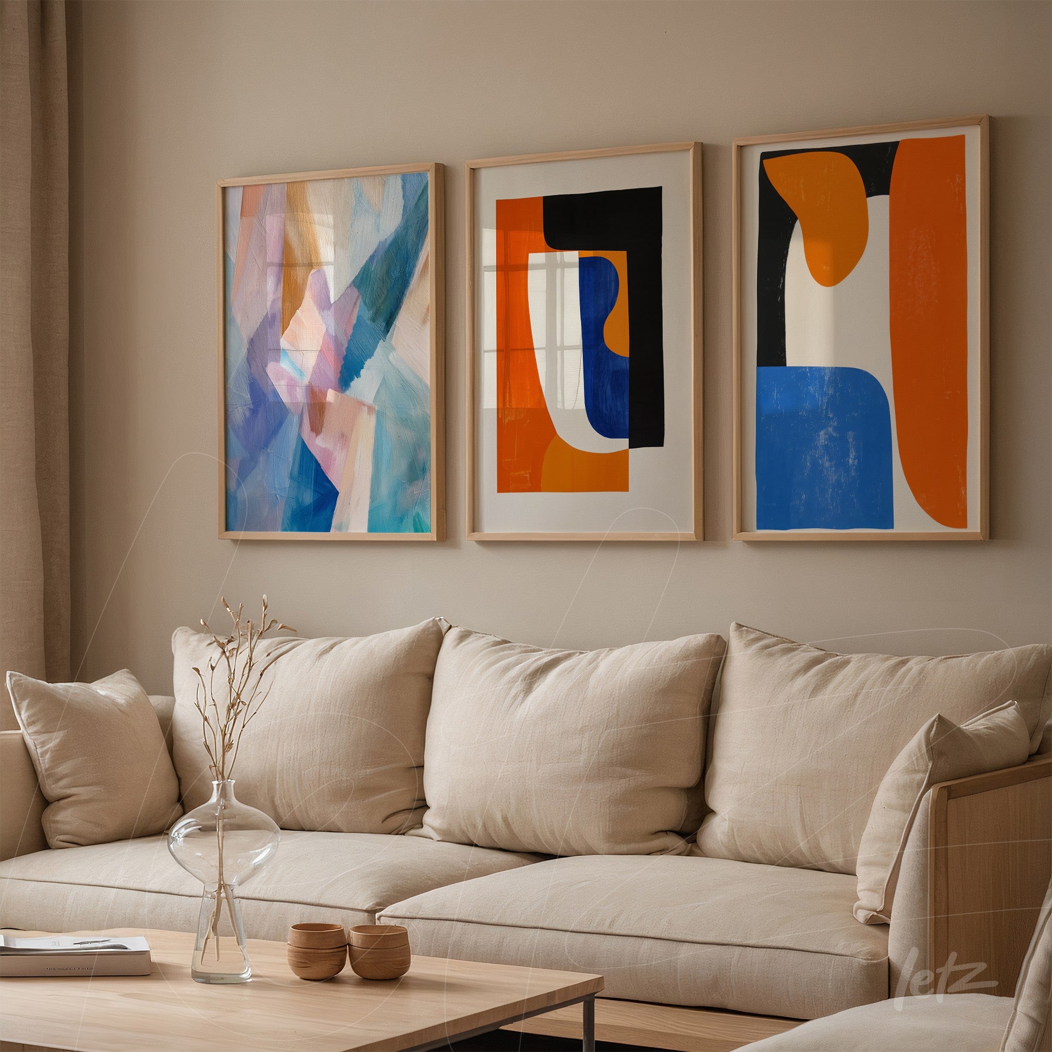 composição de quadros modernos com formas abstratas em molduras de madeira clara sobre parede neutra