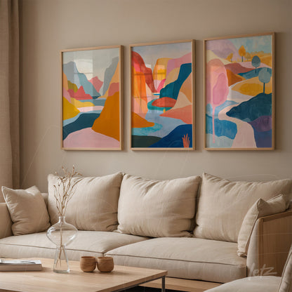 série de quadros com arte abstrata exibindo paisagens coloridas em molduras de madeira clara sobre parede bege