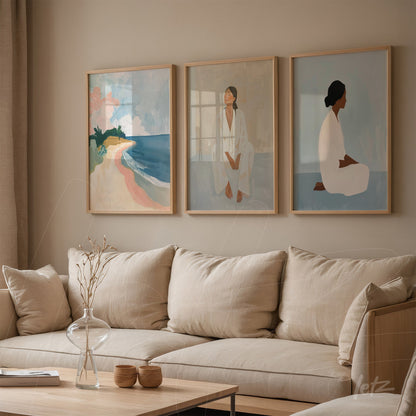 composição de quadros com arte contemporânea, incluindo uma paisagem de praia, figura feminina sentada e retrato de mulher, em moldura clara, sobre parede neutra
