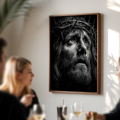 quadro em preto e branco com retrato de Jesus Cristo com coroa de espinhos em moldura de madeira escura