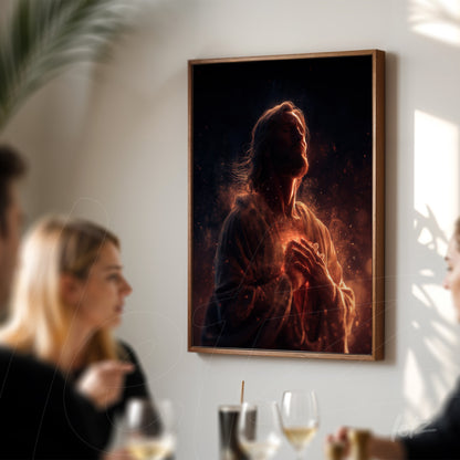 quadro em moldura de madeira com retrato artístico de Jesus em meio a uma aura luminosa