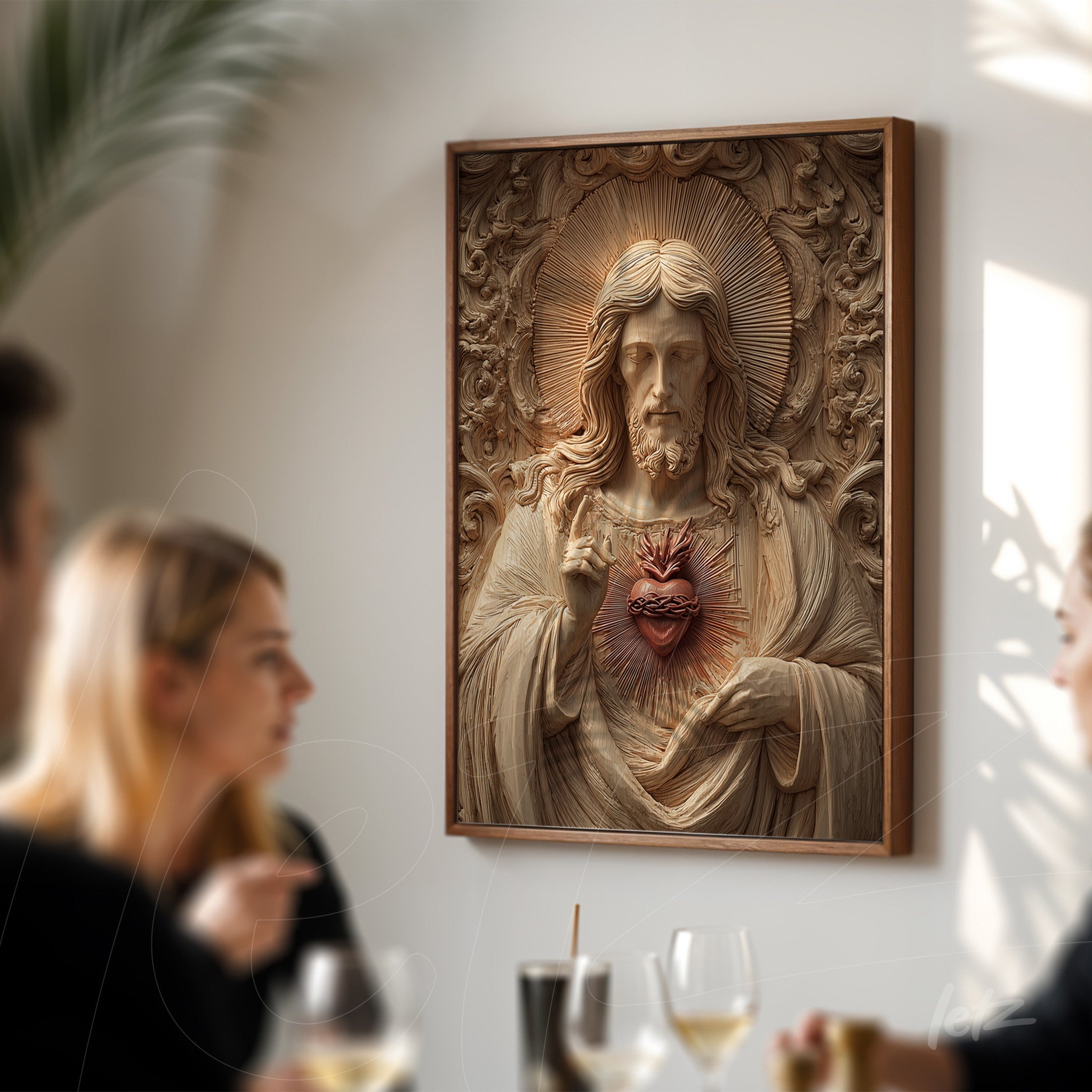 quadro em relevo de Jesus Cristo com coração exposto, moldura em madeira clara, exibido em ambiente de jantar