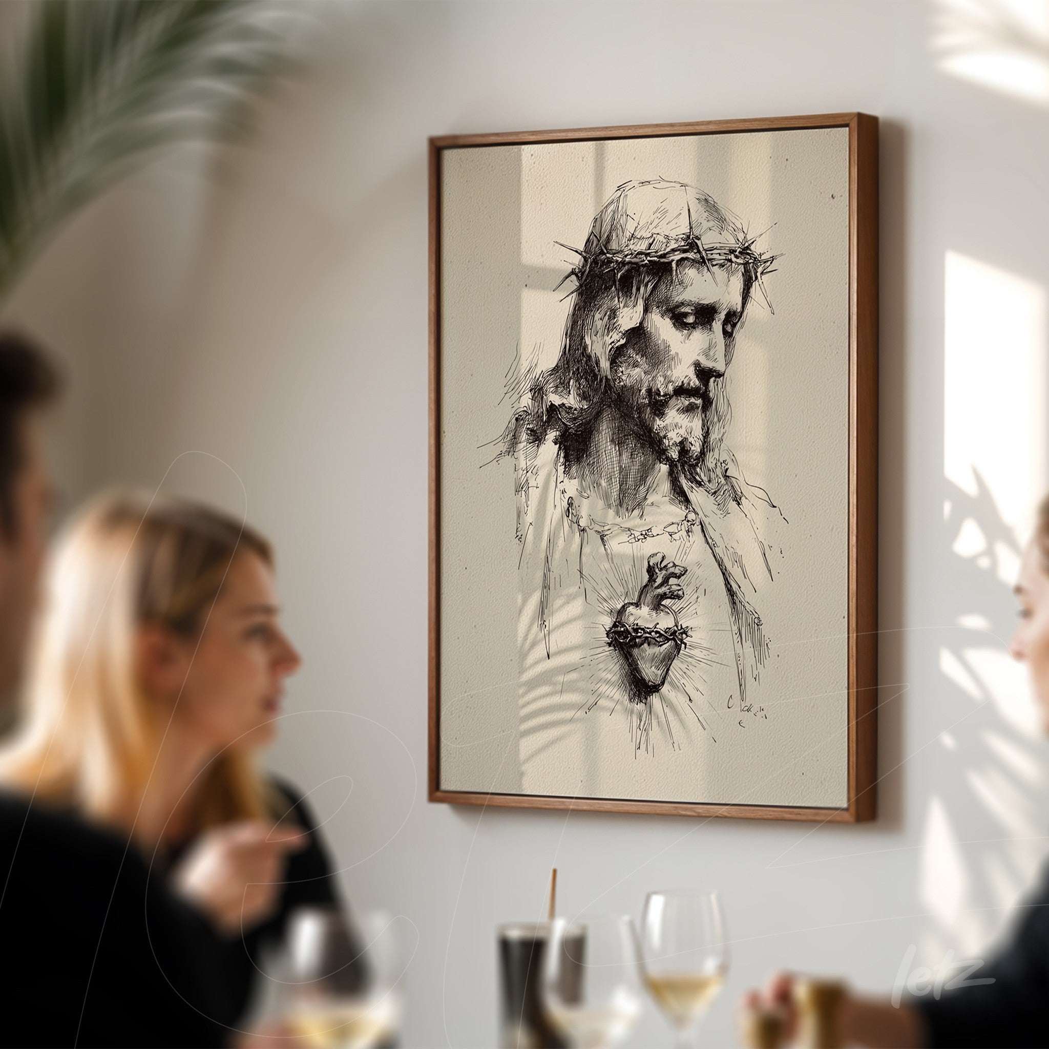 quadro com ilustração em estilo artístico de Jesus Cristo com coração sagrado em moldura de madeira clara, exibido em um ambiente de jantar