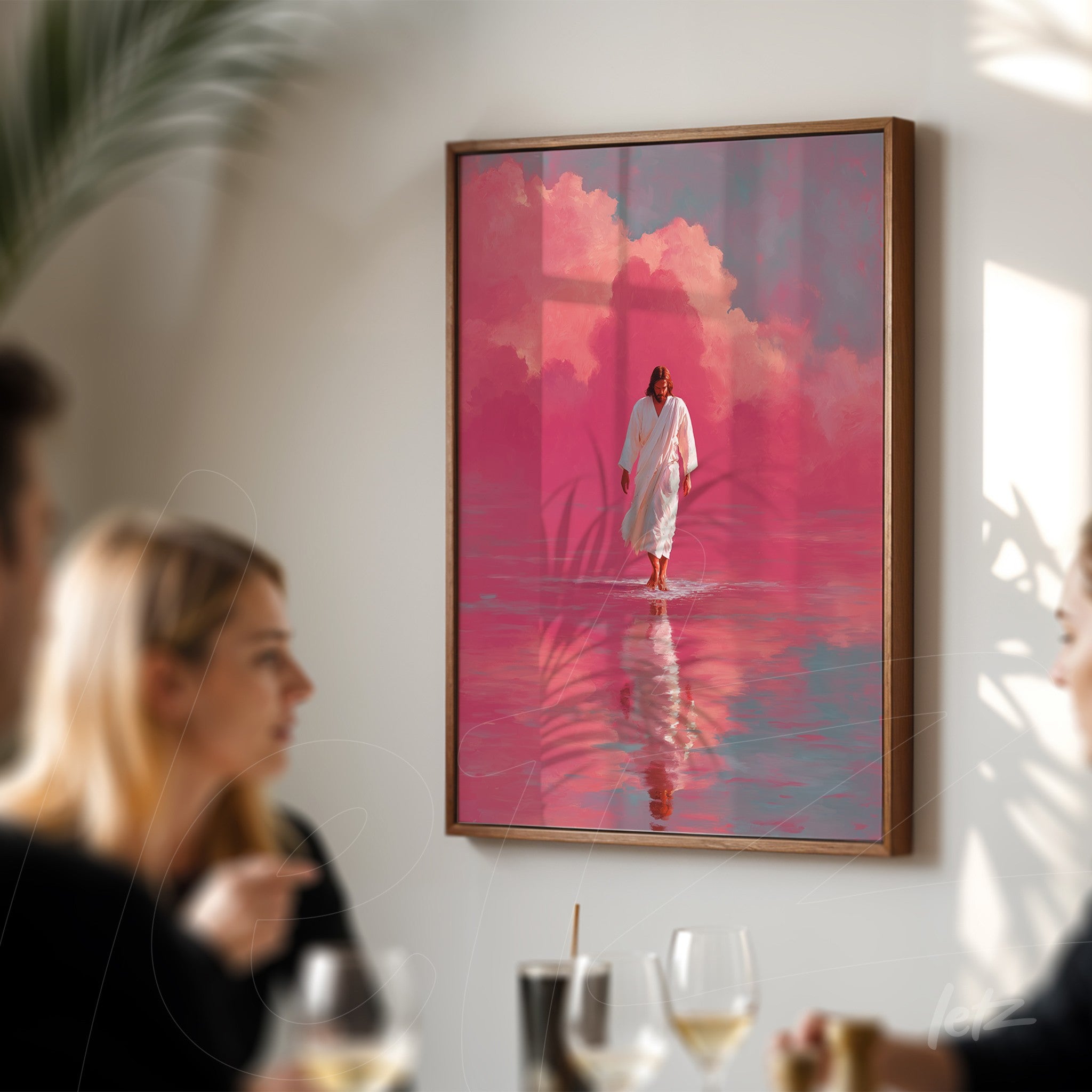 quadro com arte digital de figura mística caminhando sobre água refletindo nuvens rosa e fundo suave, em moldura de madeira clara