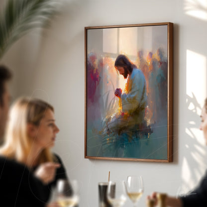 quadro com arte abstrata de figura masculina em momento de reflexão, com moldura de madeira clara e fundo suave
