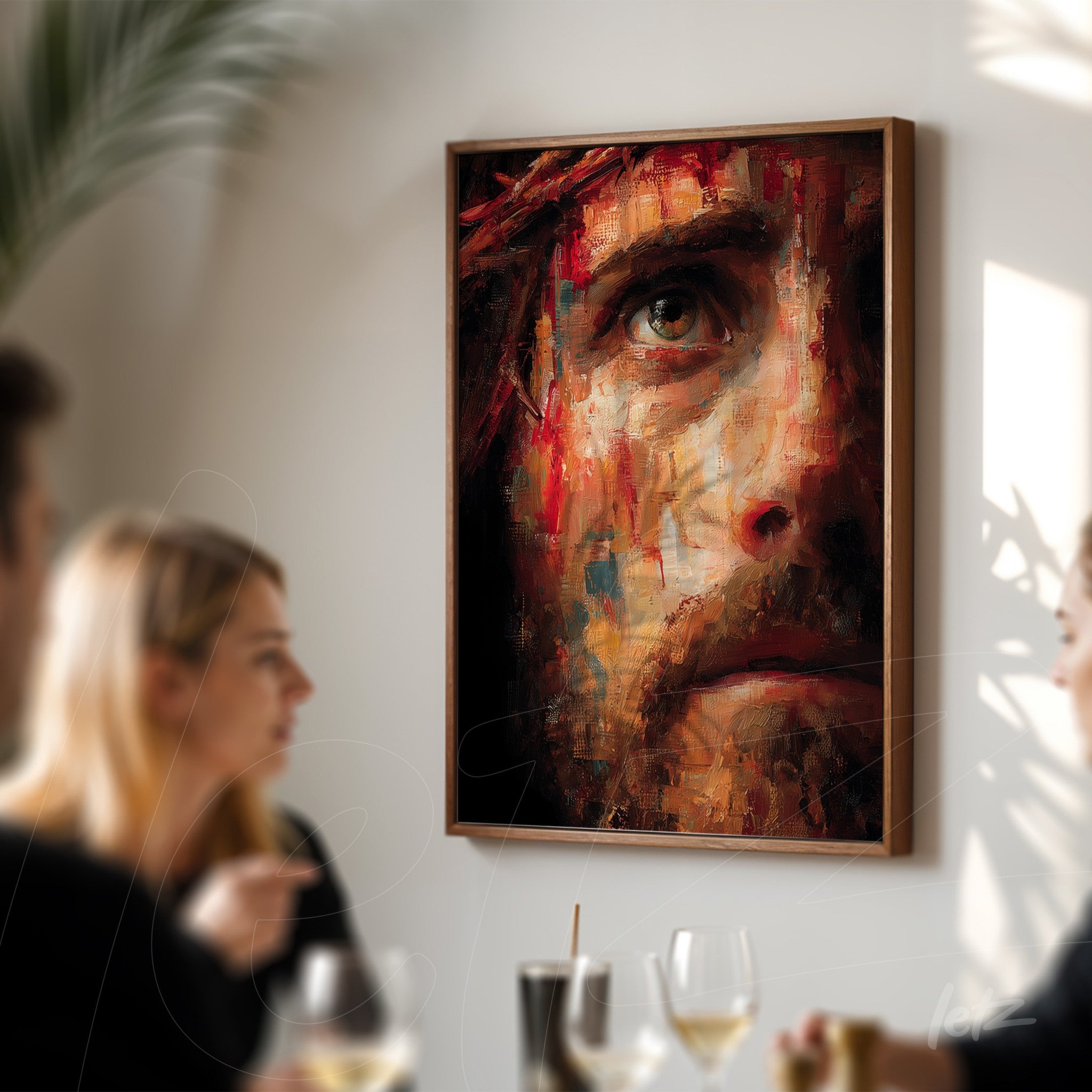 quadro com retrato expressivo de rosto humano em tons escuros apresentado em moldura de madeira clara