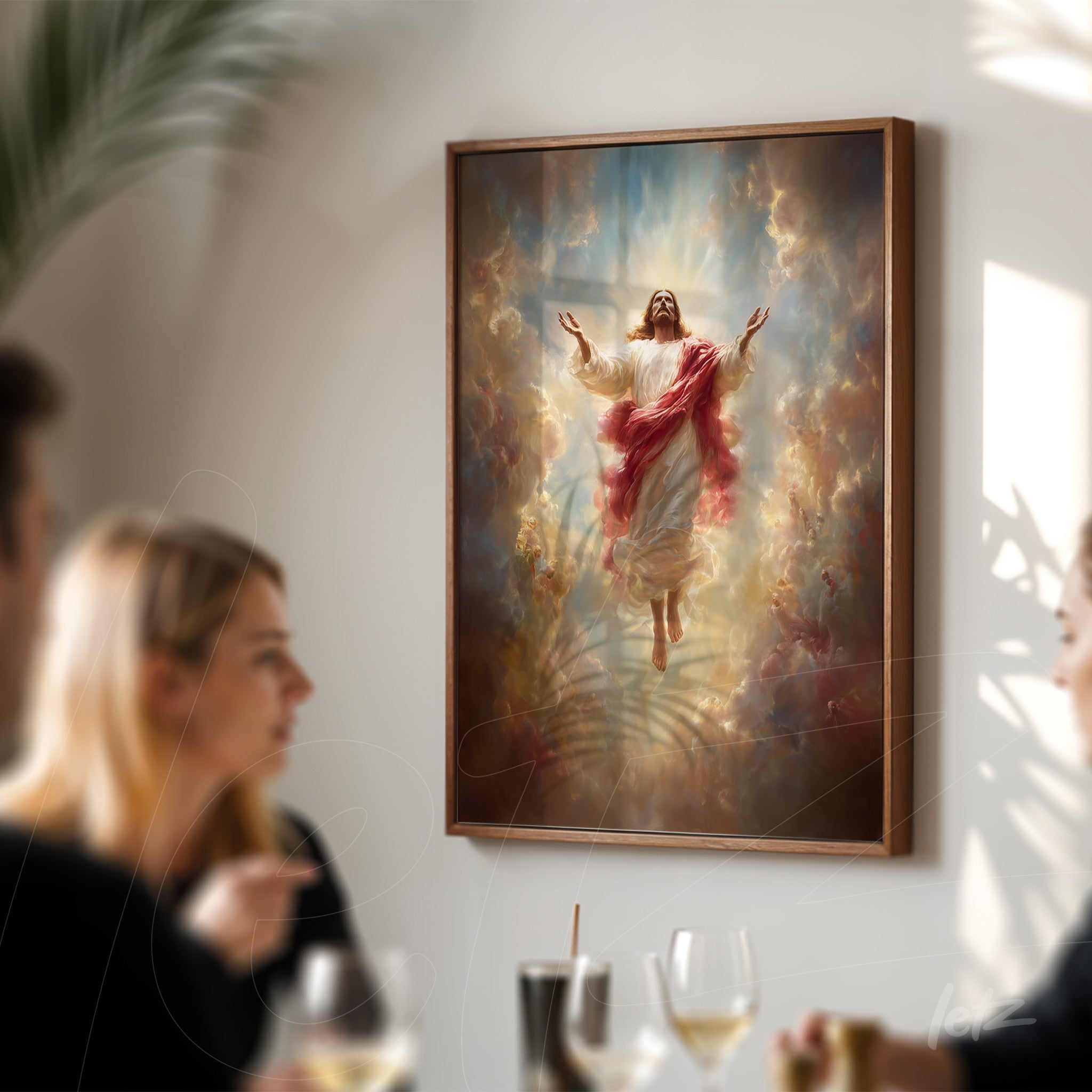 quadro com representação clássica de Jesus Cristo subindo aos céus, em moldura de madeira escura sobre parede clara
