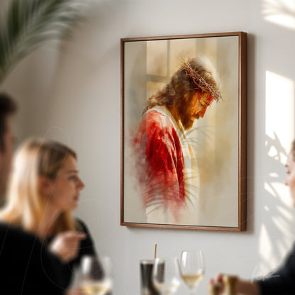 quadro com retrato de Jesus usando uma coroa de espinhos em moldura de madeira clara com fundo suave