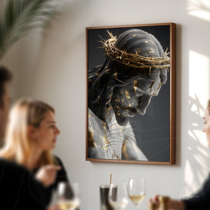 quadro em moldura de madeira clara exibindo uma representação artística de Cristo coroado com espinhos, com detalhes em dourado e fundo escuro