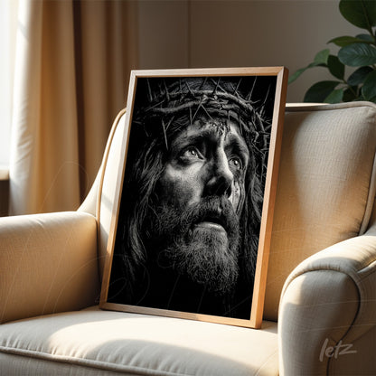 quadro com retrato em preto e branco de Jesus Cristo usando coroa de espinhos em moldura de madeira clara