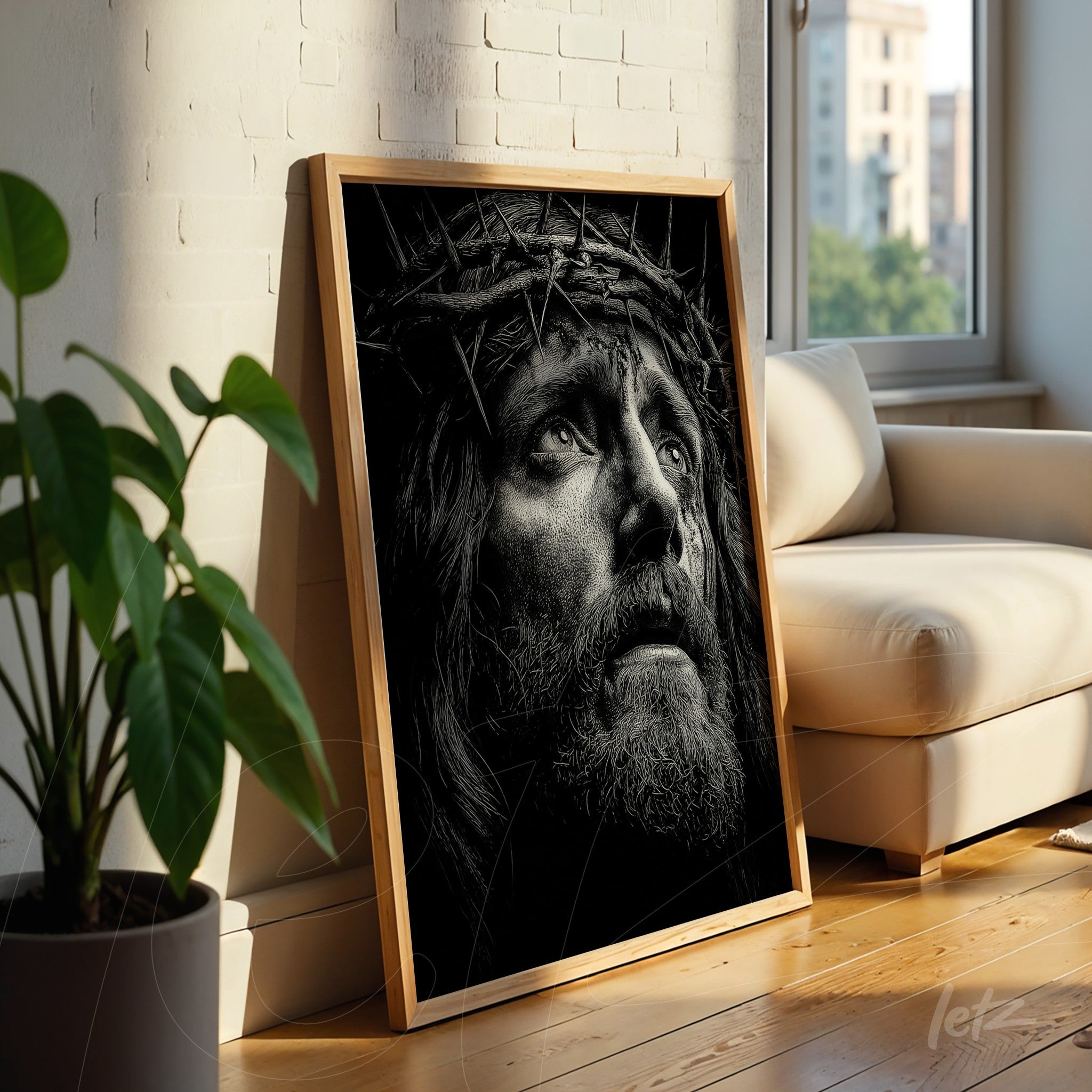 quadro em preto e branco de Cristo com coroa de espinhos em moldura de madeira clara