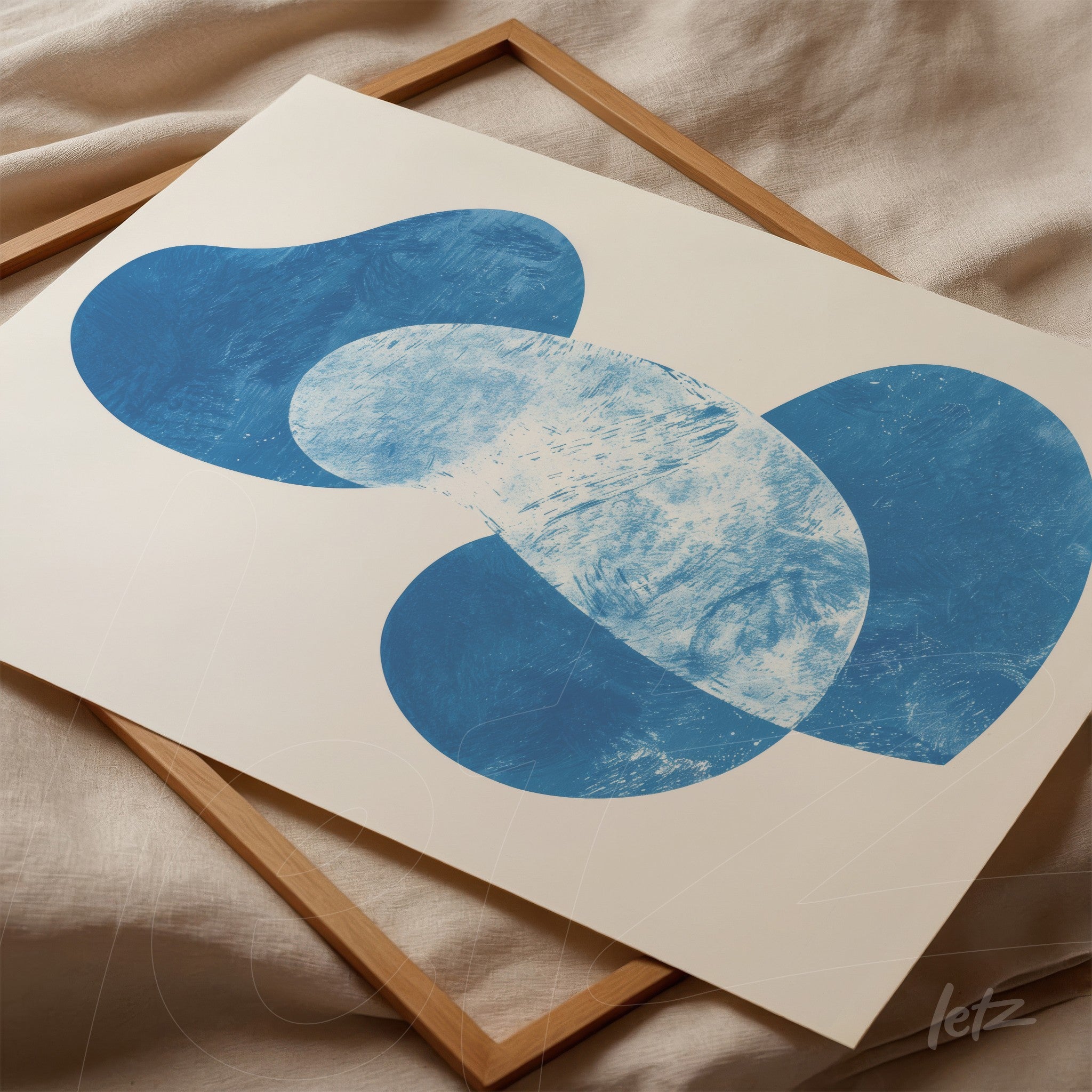 quadro moderno com formas orgânicas em azul sobre fundo neutro, em moldura de madeira clara