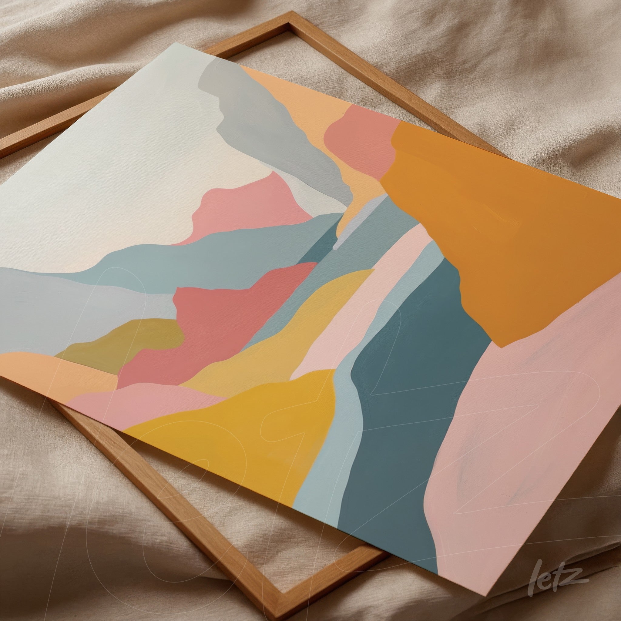 quadro em estilo abstrato com padrões de formas onduladas em cores pastel, apoiado em moldura de madeira clara