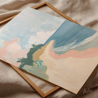 quadro decorativo com arte abstracta de uma paisagem costeira em tons suaves de azul, rosa e verde, apoiado em moldura de madeira clara