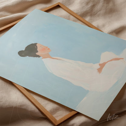 quadro com arte digital de uma mulher imersa em reflexão, contra fundo azul suave, apoiado em moldura de madeira clara