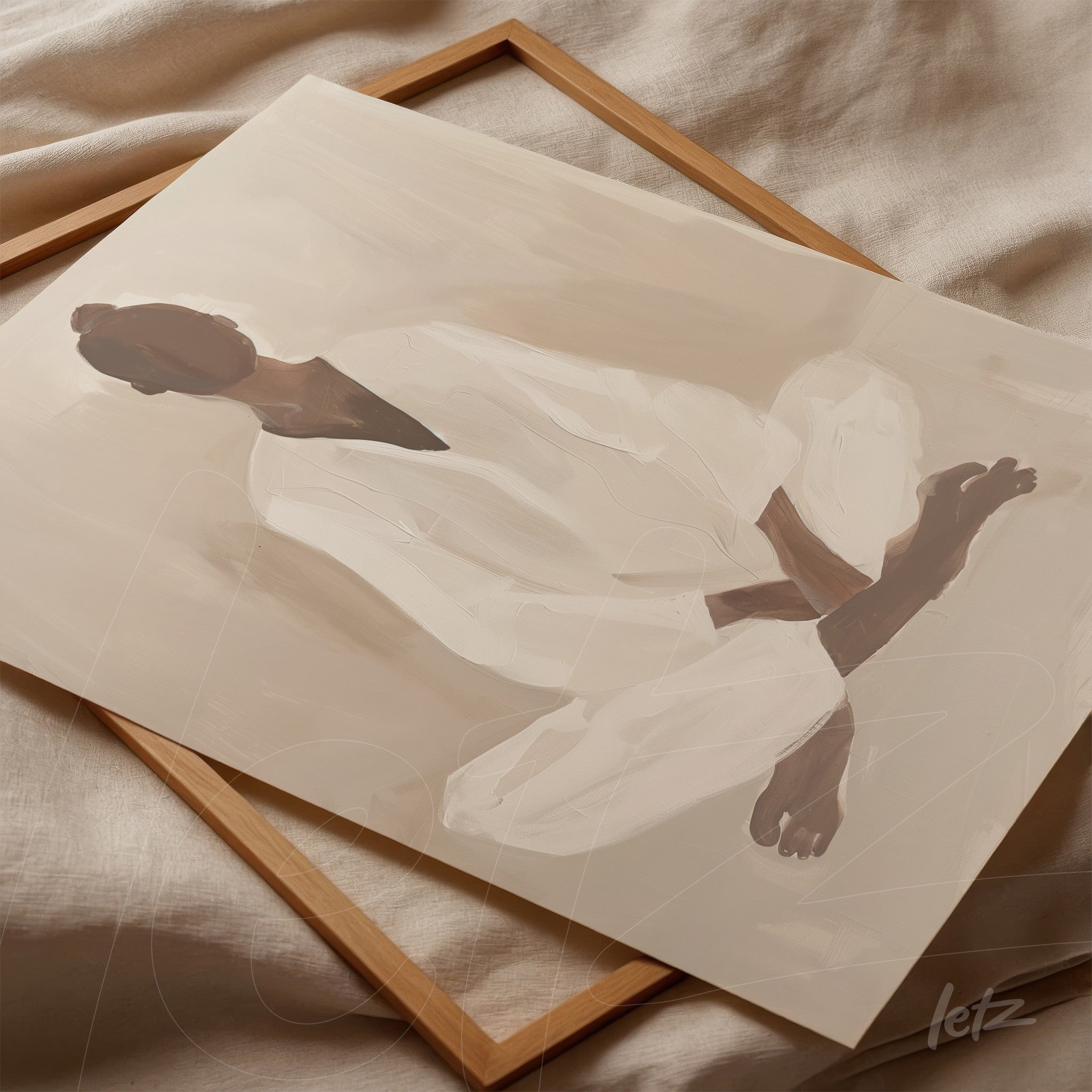 quadro com arte abstrata em tons terrosos de figura feminina sentada, apoiado sobre moldura de madeira clara