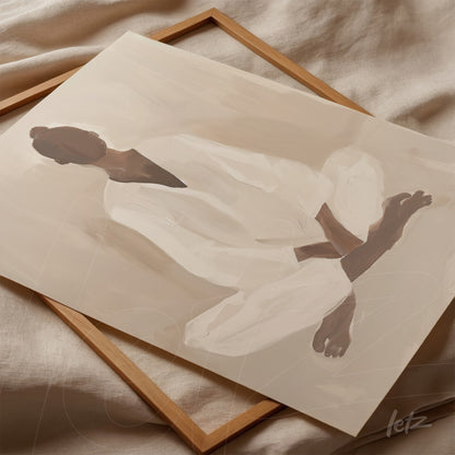 quadro com arte abstrata em tons terrosos de figura feminina sentada, apoiado sobre moldura de madeira clara