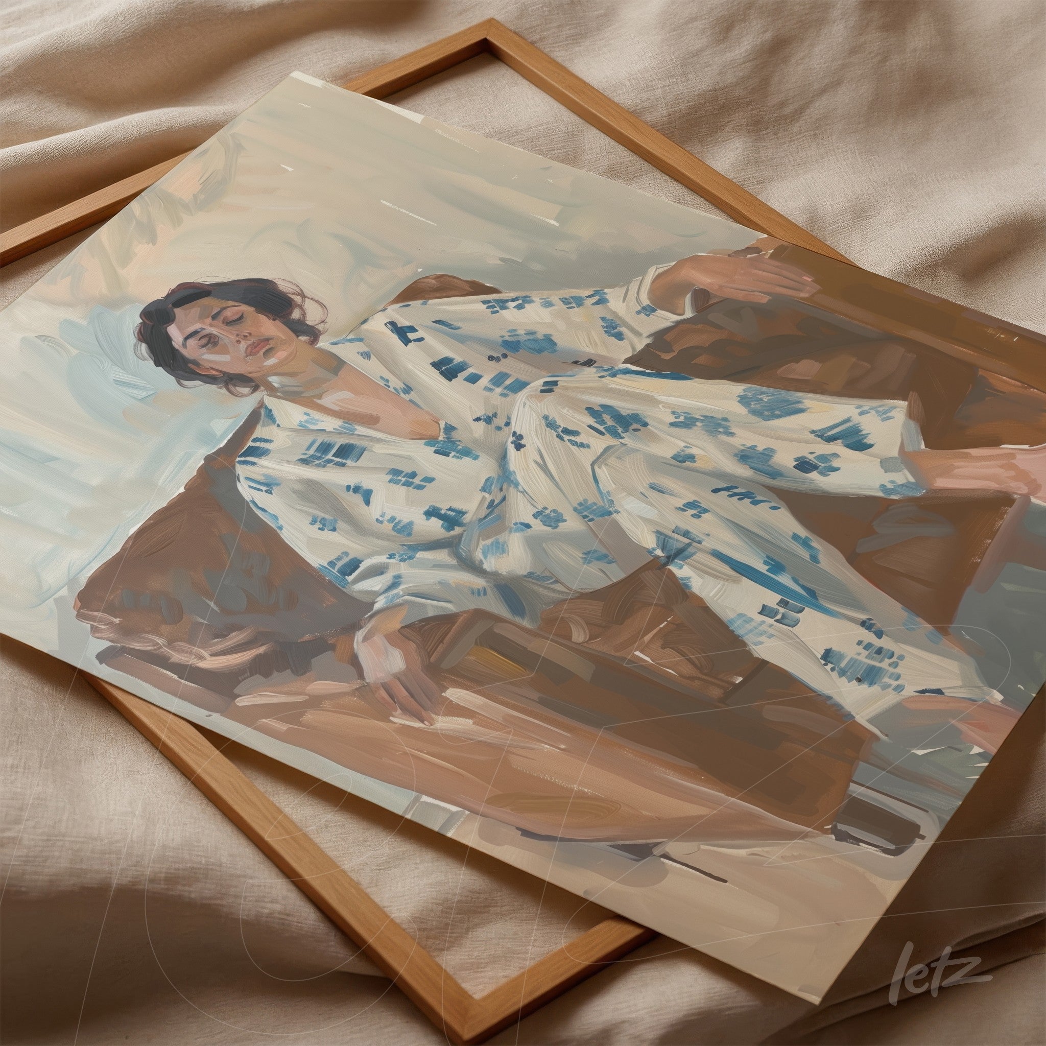 quadro com retrato de mulher sentada em sofá, vestindo pijama com estampas azul-claro, moldura de madeira clara sobre fundo neutro