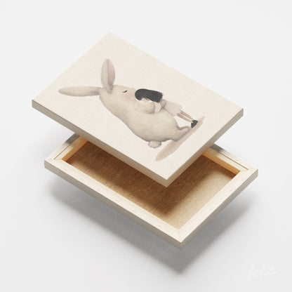quadro em canvas com ilustração de coelho segurando um copo em fundo claro