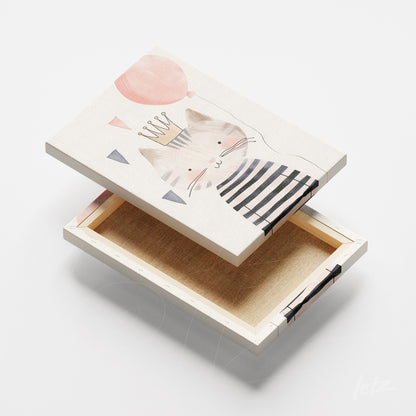 quadro em canvas com ilustração de gato sorridente usando uma coroa e vestido com listras, com balões e triângulos coloridos ao fundo