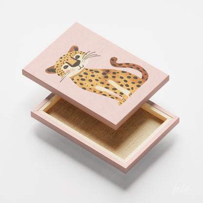 caixa decorativa em tela rosa com ilustração de um leopardo sorridente