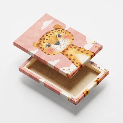 quadro com ilustração de leão fofo em fundo rosa claro e moldura decorativa