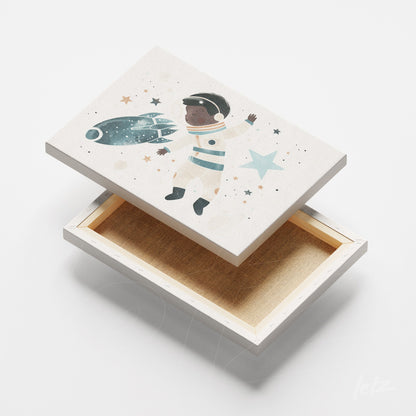 quadro em canvas com ilustração de astronauta africano flutuando no espaço, cercado por estrelas e planetas