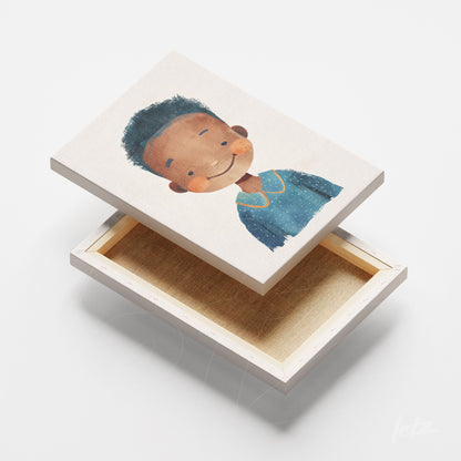 quadro em canvas com ilustração infantil de menino sorridente com cabelo crespo e pijama azul