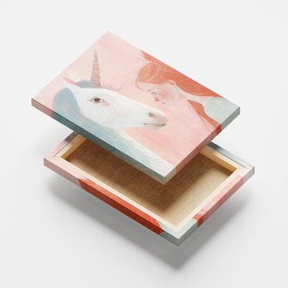 caixa decorativa com ilustração de unicórnio e garota em tons pastel