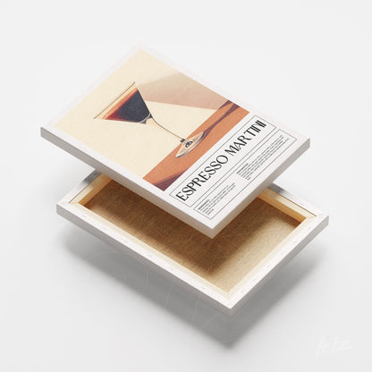 quadro com arte de drink espresso martini em moldura branca com fundo claro