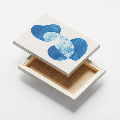 tela em canvas com arte abstrata em tons de azul sobre fundo claro