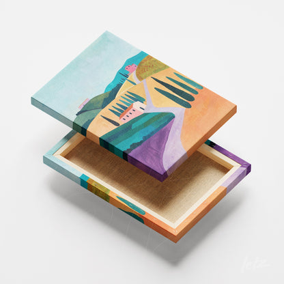 quadro em canvas com arte abstrata de um paisagem colorida com colinas, ciprestes e pequenas casas em diversas tonalidades