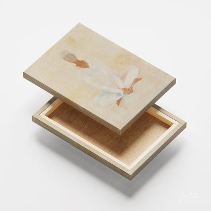 quadro em canvas com arte abstrata de figura feminina em fundo claro, moldura de madeira natural