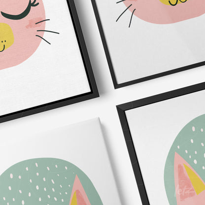 composição de quadros com ilustrações de gatos em estilo minimalista, molduras pretas e fundo claro
