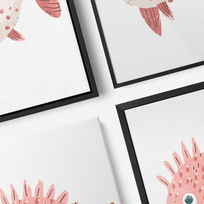 composição de quadros com ilustrações de peixes com detalhes em rosa, molduras pretas finas