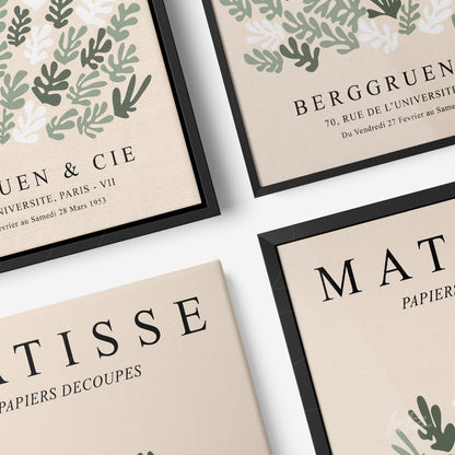 composição de quadros com arte em tons de verde e beige, detalhes de folhas e textos artísticos, molduras pretas com acabamento elegante