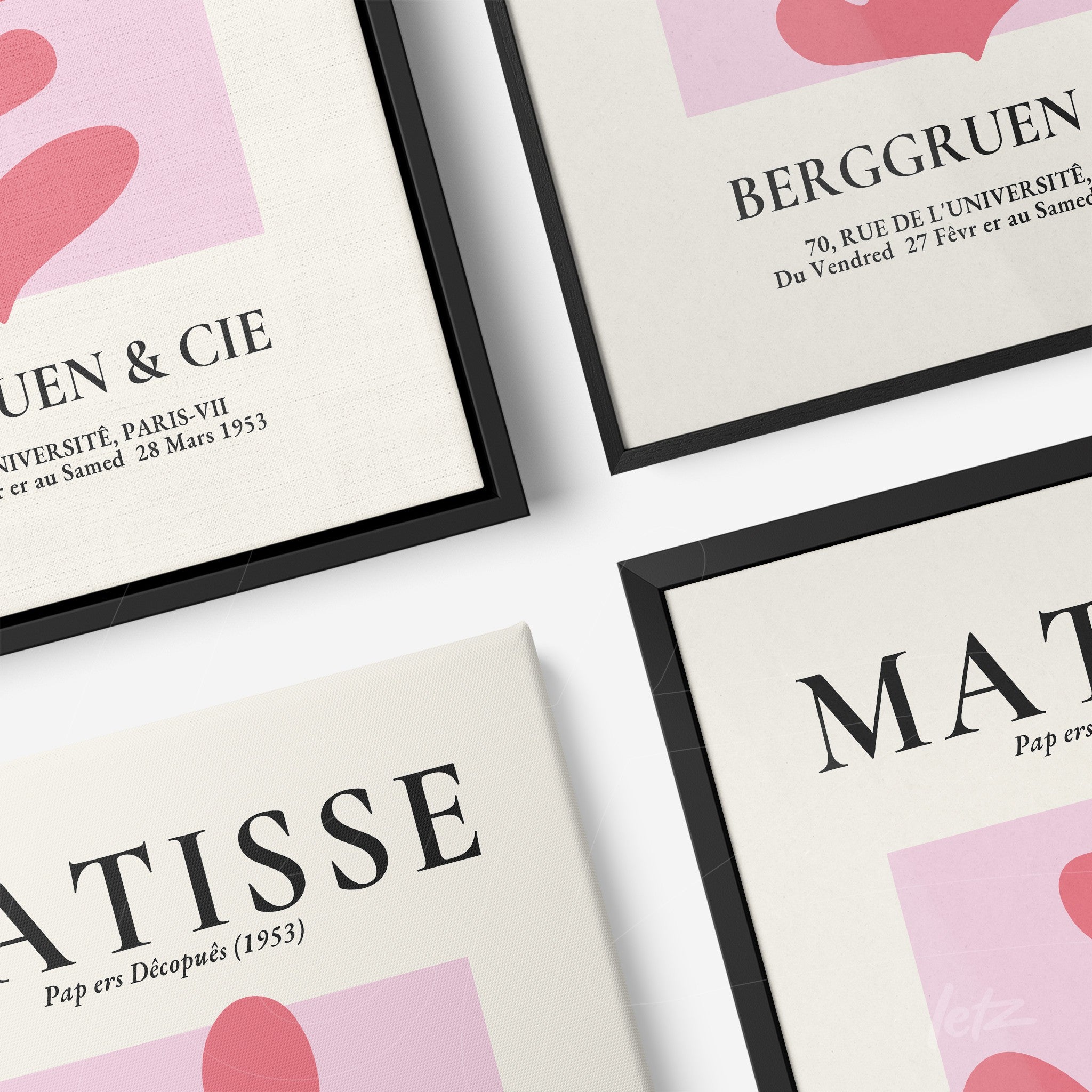 composição de quadros com obras de arte moderna em molduras pretas e brancas, fundo com formas abstratas em rosa e texto estilizado